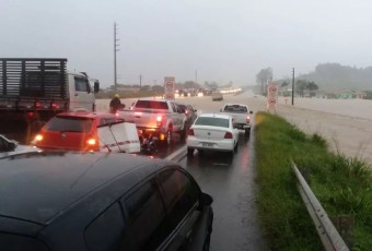 Chuva forte interdita BR-101 em Santa Catarina